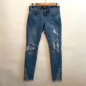 🌵Lucky brand Charlie Skinny distressed Jeans